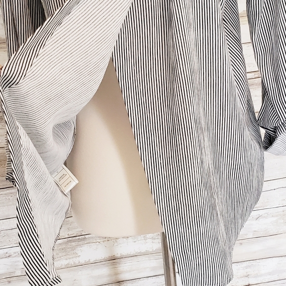 Cupcakes and Cashmere Crossover Back Hi Low Hem S - Picture 3 of 12